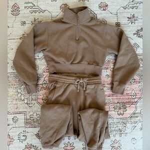 EUC TNA Women’s Sweatsuit Set | 1/2 Zip Crop Sweatshirt & Sweatpants warm taupe